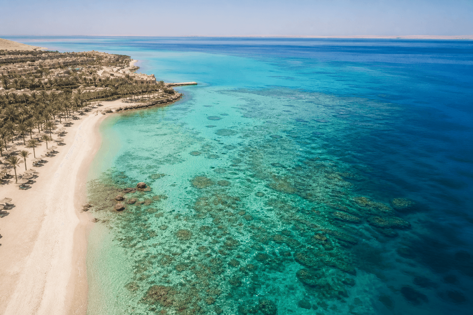Hurghada — plage d’eau turquoise vue du ciel, mer Rouge